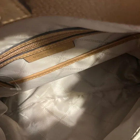 Micheal Kors Purse - Picture 9 of 16